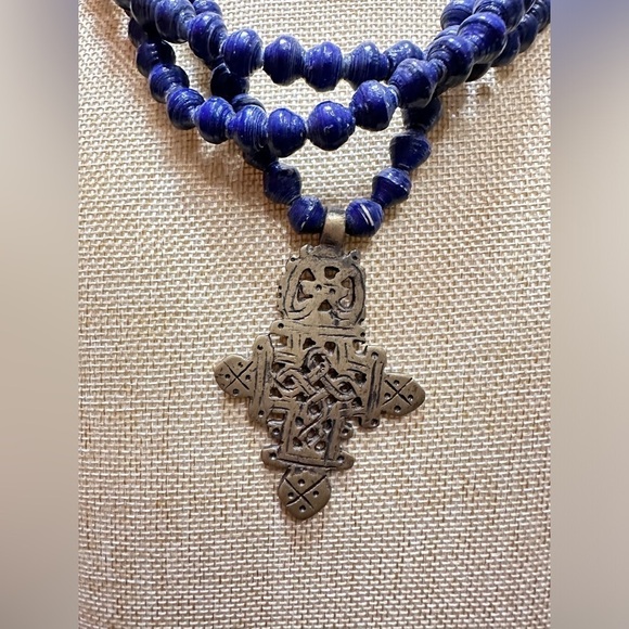AKOLA NECKLACE HANDMADE RICE PAPER BEADS COBALT BLUE BRASS TONE MALTESE CROSS - Picture 11 of 16